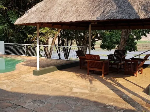 Kingfisher Lodge - Thatched lodge at Msuna Island in Victoria Falls