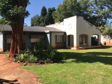 Le Roux Drive House and Cottage in Hillside